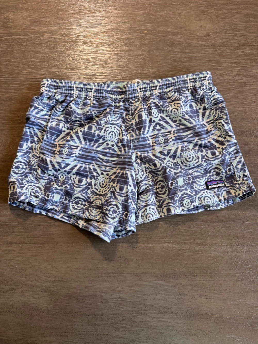 Patagonia Baggies Kids Blue White Wavy Tie Dye Pattern Shorts L